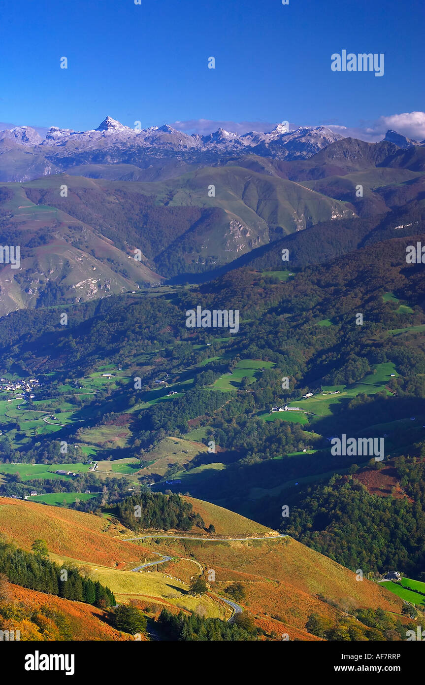 Vistas desde el Col d'Orgambideska del Auñamendi/Pic d`Anie con el pueblo de Larrau/Larraine en el fondo del Valle Soule/Xiberoa Stock Photo